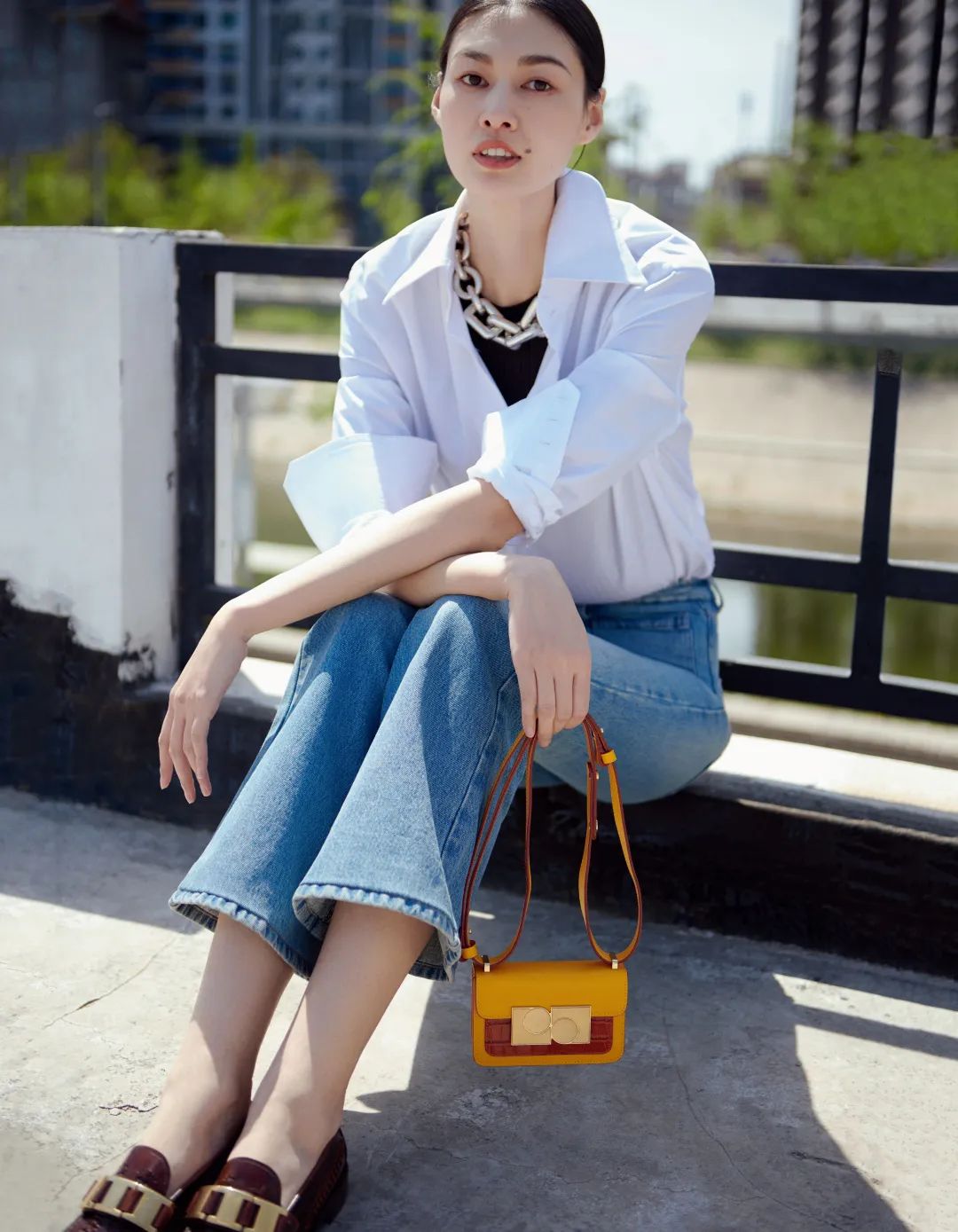 有多少女明星都爱上了这样的牛仔裤搭配