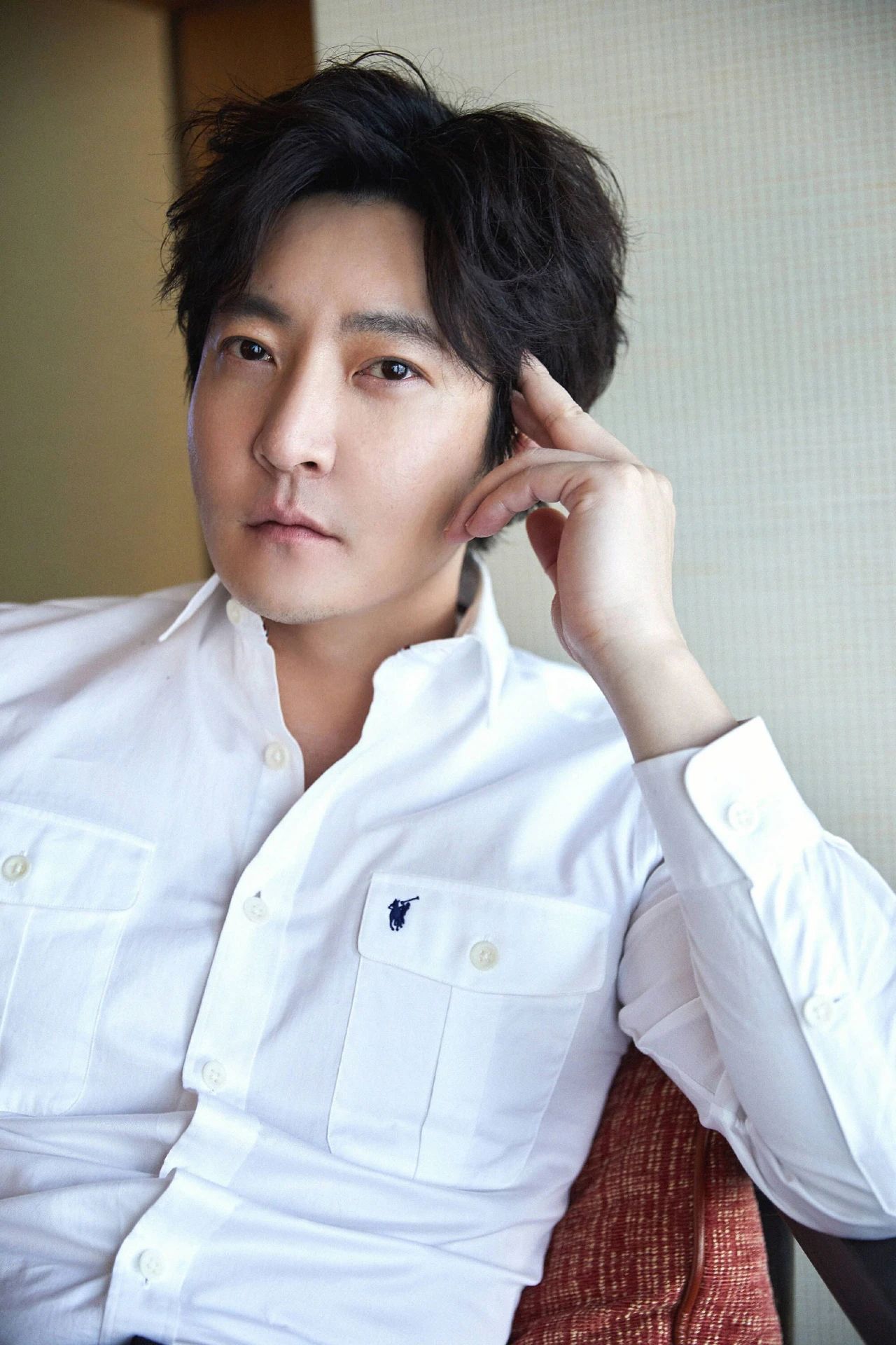 再到今年的《我是余欢水》,郭京飞再一次赋予了演员的硬核标准:好演技