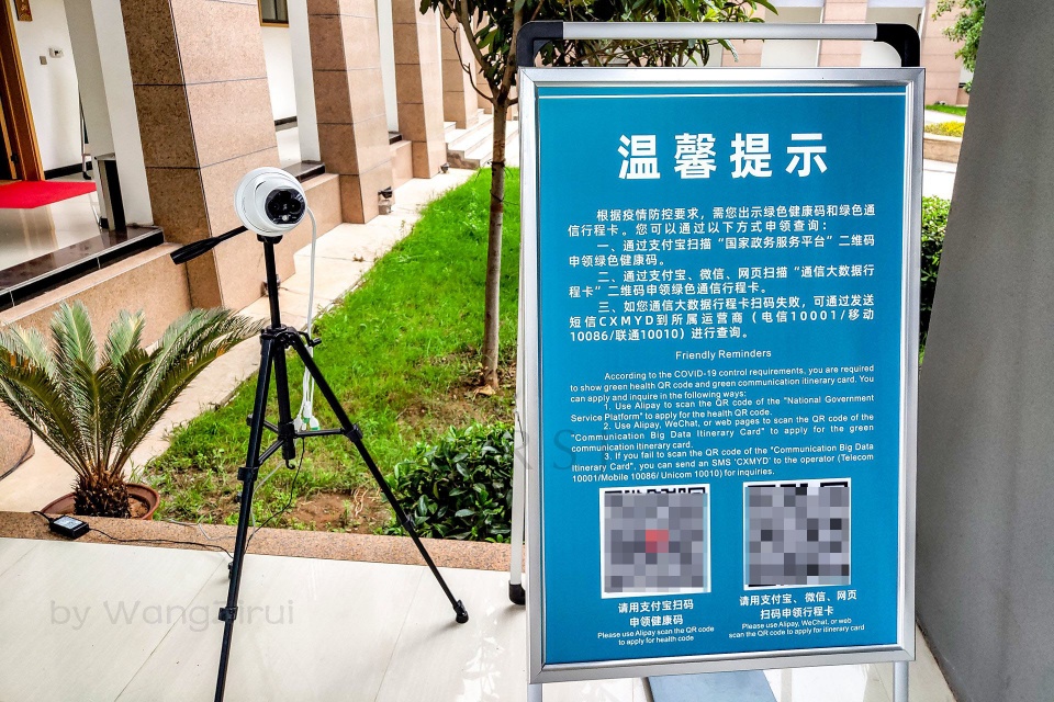 中国科罗拉多大峡谷:游客戴口罩量体温不扎堆,保持一米安全距离