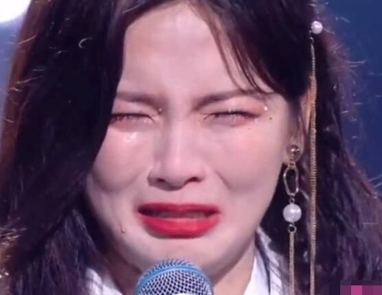 本以为杨超越哭花妆了,当镜头放大6倍,给出特写,明星妆太强了