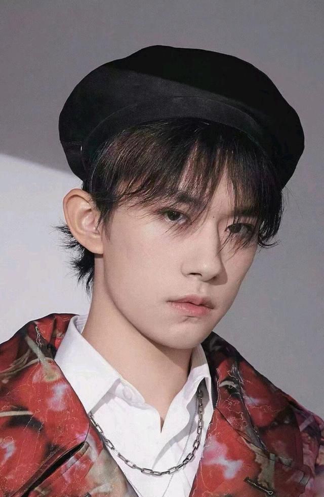 易烊千玺活动造型分享,穿搭吸睛又绅士,满满男友力,青春活力