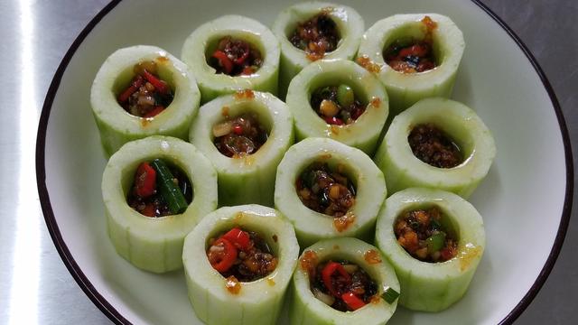 蒜蓉酿黄瓜,香喷喷的一道家常菜,夏天我家经常吃,太好吃了