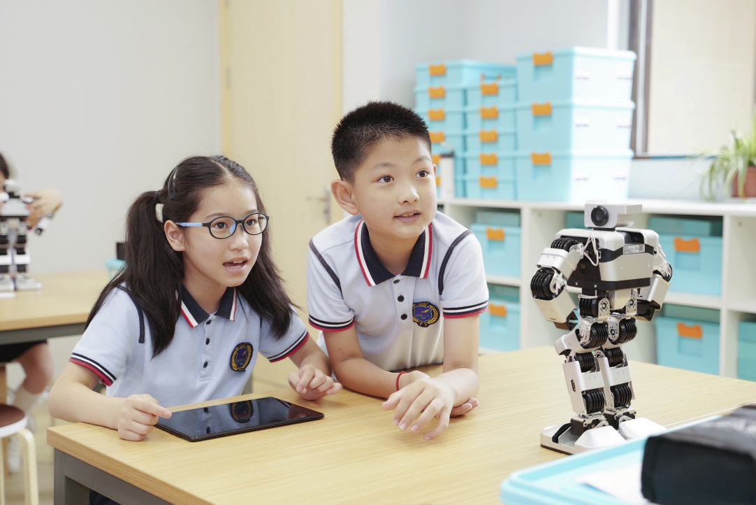 青少年参与优必选科技的人工智能教育课程