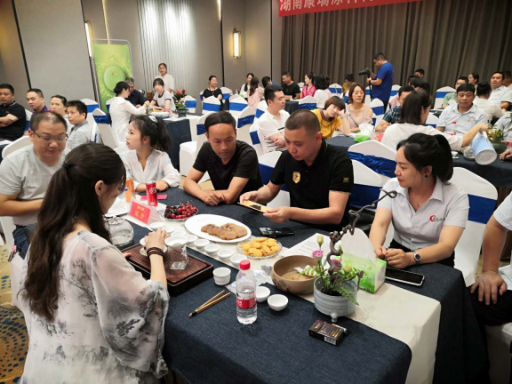 (图为茶艺师在为嘉宾泡茶并讲解大益普洱茶道)