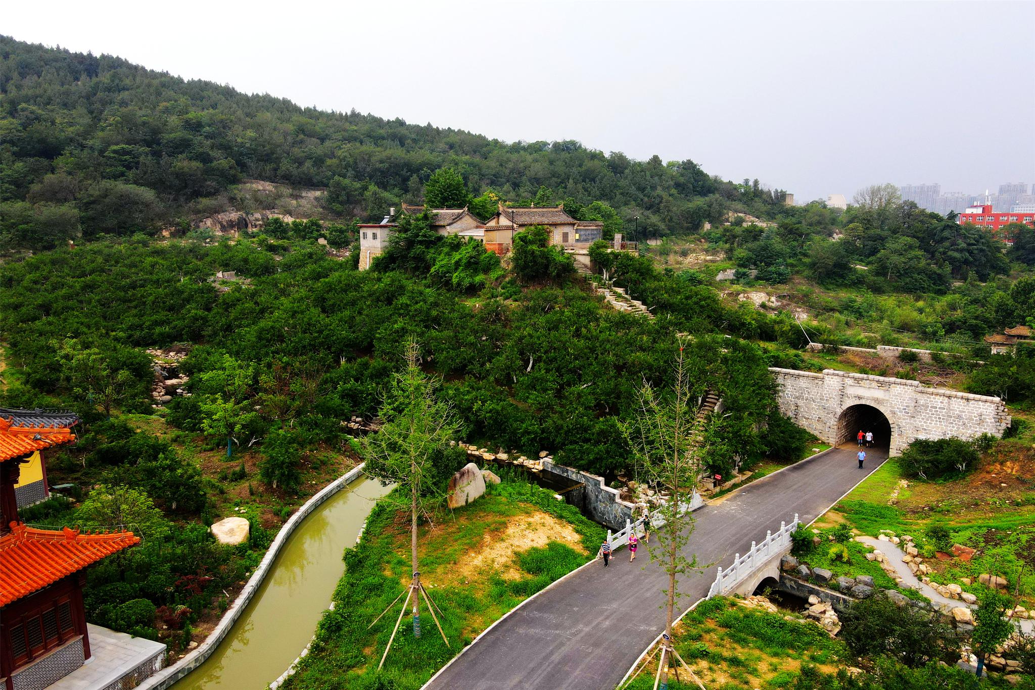 泉水甘白如乳,曾被誉为"天下第七泉",如今被毗邻寺庙抢了风头