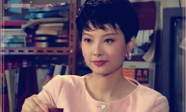 中的富家小姐欧阳兰兰,并凭该角色获金鹰奖最佳女配角,《英雄无悔》中