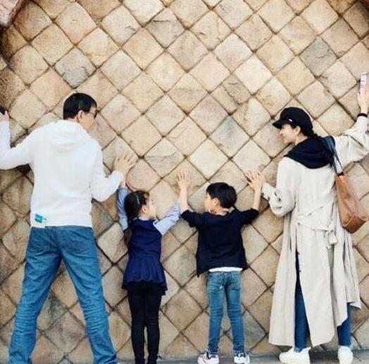 苗圃和61岁富商老公,带龙凤胎出行,一家四口同框合影