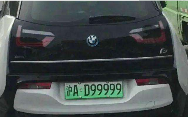 深圳最牛电动车挂四个9车牌保时捷车主只想踩刹车