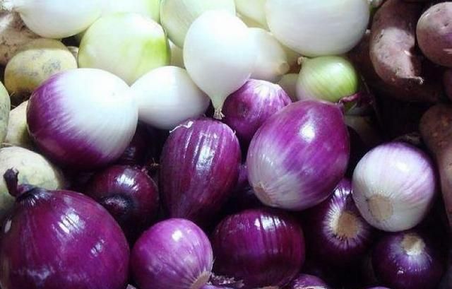 这是因为洋葱含有一种"葱蒜辣素"(也叫蒜氨酸酶),有浓郁的辛辣味,在