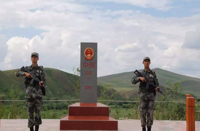 一个岗哨有两名士兵,为啥只配了一把枪?24年前的教训历历在目