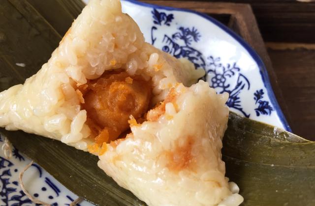 端午将至,教你肉松咸蛋黄粽子的包法,轻松做一锅,比买的香