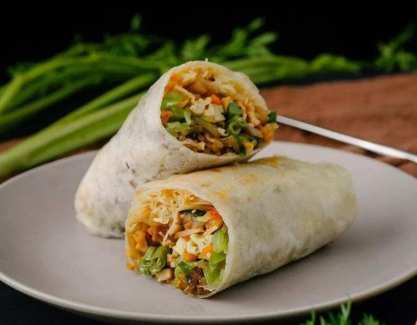 在浙江台州,端午节台州人除了吃粽子,还要吃食饼筒!