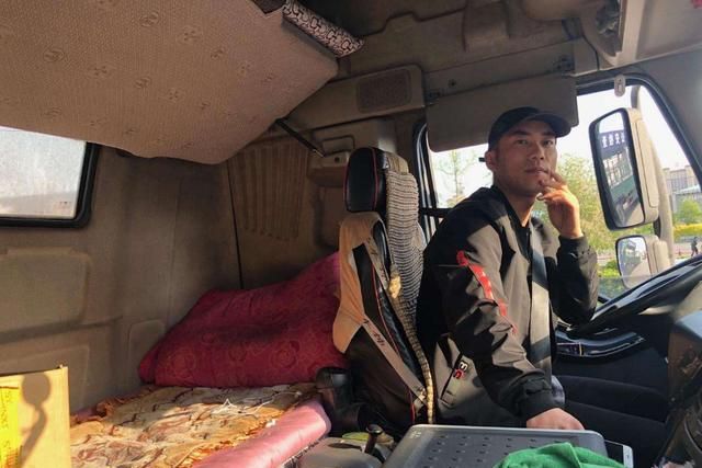 货车司机跑货,为何妻子死活都要跟上?司机:都是因为男人本性!