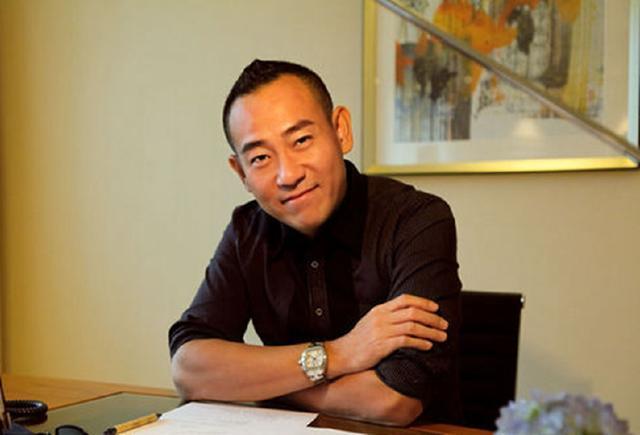 他在香港红了14年,却连一套房也买不起,如今60岁女朋友都没有!