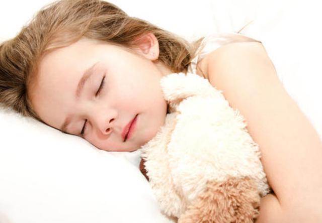 为什么婴儿睡觉总是一惊一乍的应对方法新手爸妈要知道