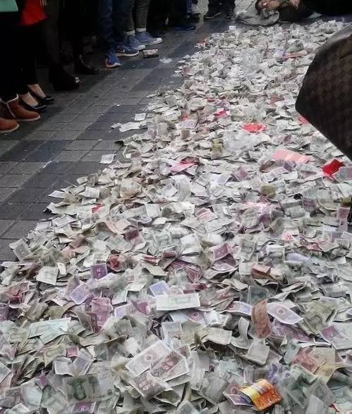 乞丐用钱摆地摊月入几万,乞丐一句话,群众们纷纷掏钱!