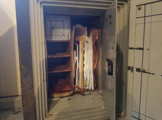 男子地下室发现祖父的保险箱,打开之后,里面的东西让他不淡定了