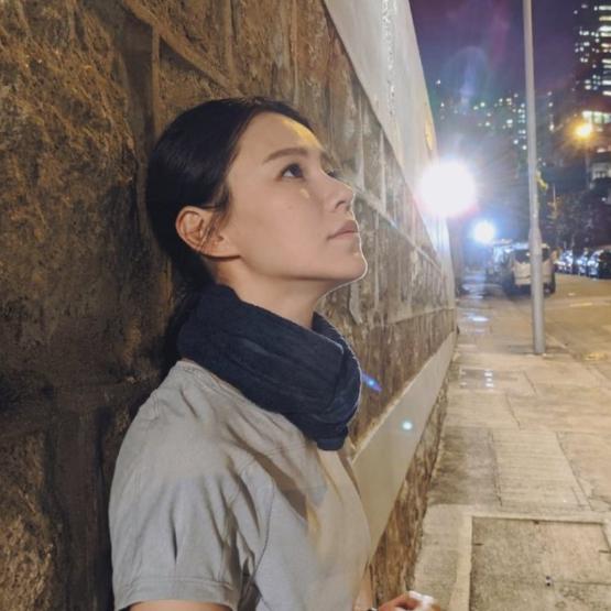 tvb花旦黄翠如晒旧照却被质疑整容大方回应可网购同款双眼皮贴