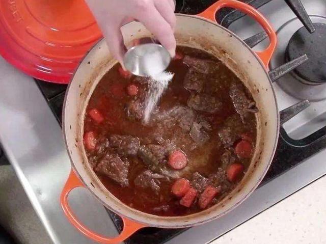 第四:炖汤/炖菜这类很多人都会放错盐,生怕食材不入味,就一开始将盐撒