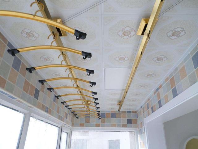 阳台刚吊完顶,就装升降晾衣架,老师傅回来一看,气得破口大骂