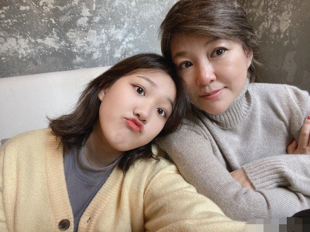 李静女儿亲手做蛋糕为妈妈庆生,母女俩贴头合照一脸幸福