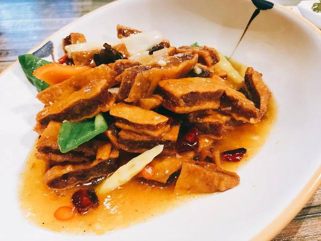 "袈裟肉"在西北又叫"夹板","小吃",是用牛肉馅,鸡蛋皮等制作而成,因为