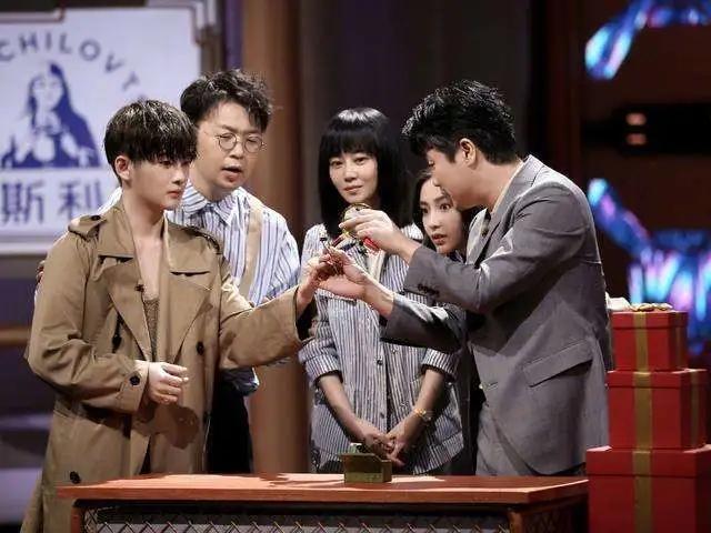 节目组另辟蹊径,将《巧手神探》分为巧手和神探两大阵营,直接呼应综艺