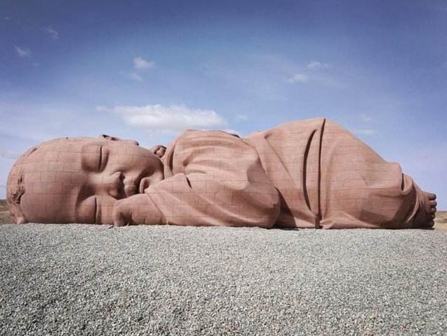 全球最大的"巨婴"雕像,独自沉睡2年之久,被称为"大地之子"