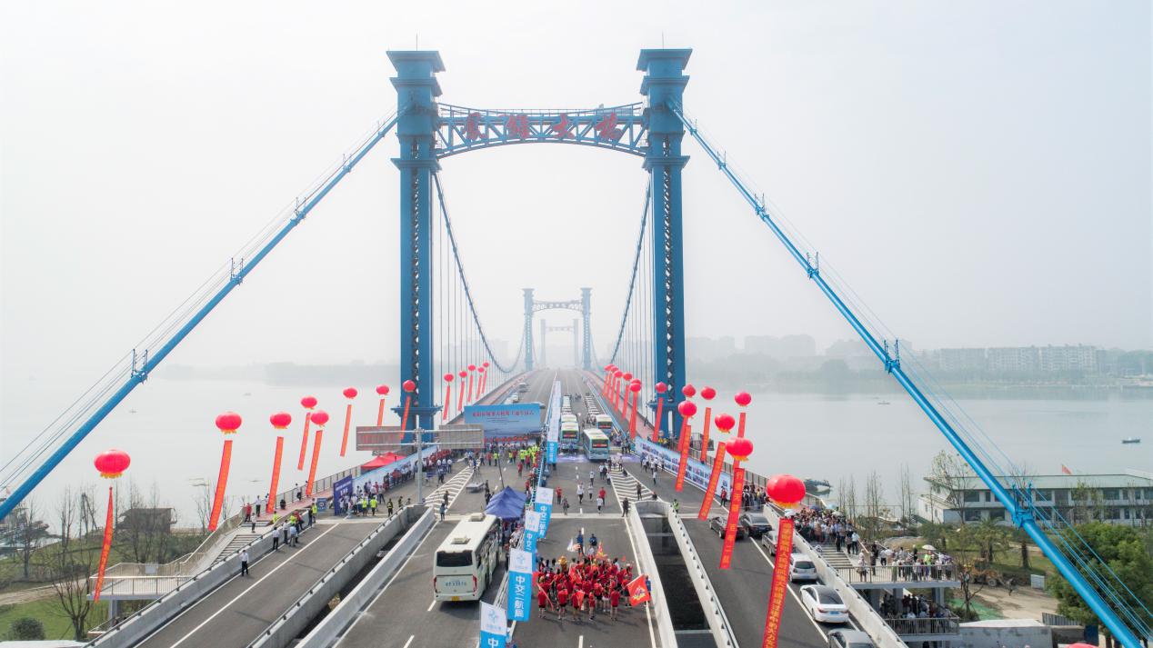汉江首座三塔式悬索桥建成通车