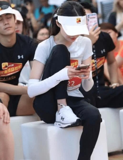 郑爽为什么热衷于穿鞋踩凳子?是没素质,还是另有原因