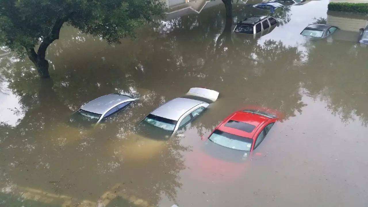 暴雨过后汽车泡在水里,车主为啥不去挪车?聪明人都这么做
