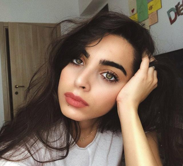 两年龄差7岁的异国女子长得一模一样,亲妈都分不出