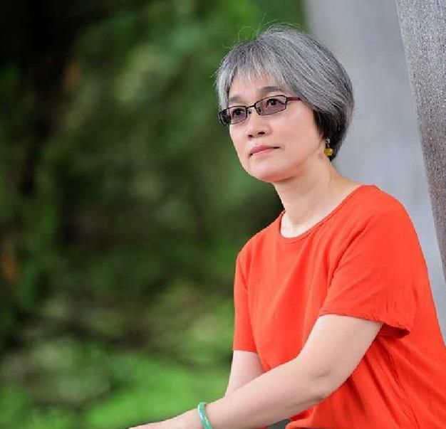 简媜在《水问》中写到"生命如浩瀚汪洋,人潮起落之中,我们难免会撞礁