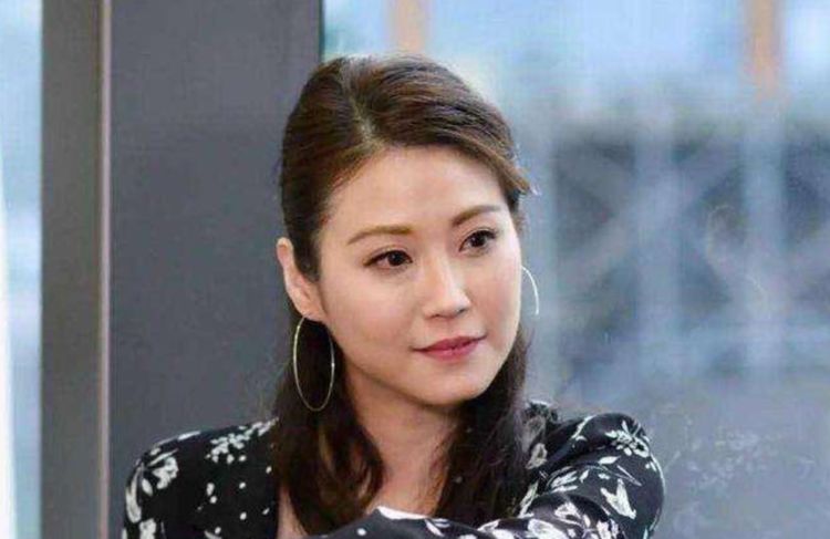 90年代当红女星,事业一波三折,目睹母亲自杀,嫁患癌男友度余生