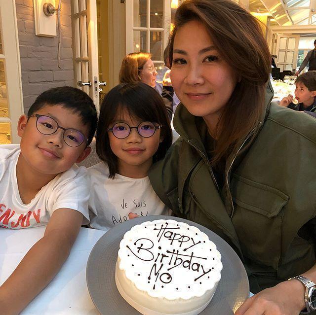 林丽颖在6月23日这一天,晒出了一组家庭合影,合影中的许建中左右手各