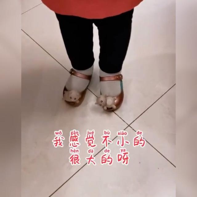 萌娃穿小鞋走红网络网友只要是喜欢的你多大鞋我多大脚