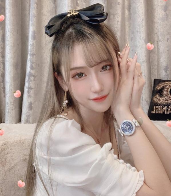谁能养得起腐团儿晒别墅自拍一条首饰就要上百万