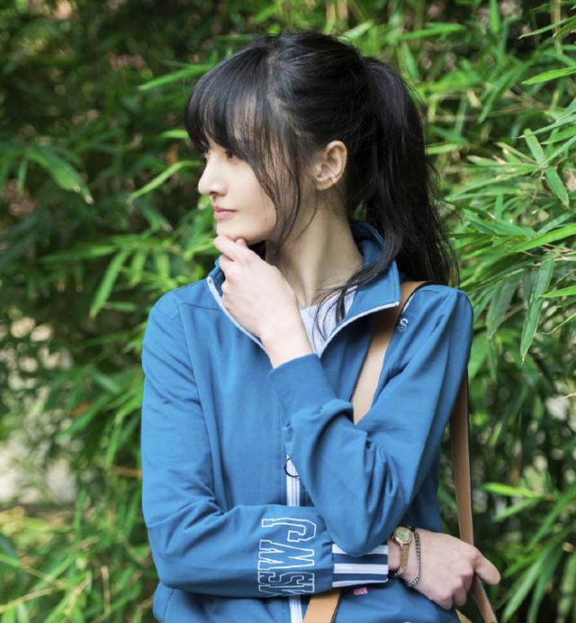 《奇妙小森林》郑爽穿蓝白校服,高马尾青春感满满:楚雨荨回来了