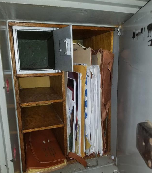男子地下室发现祖父的保险箱,打开之后,里面的东西让他不淡定了