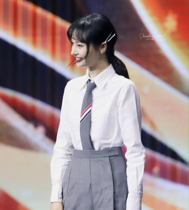 郑爽不愧是小仙女2度挑战校服造型风格差距却很大