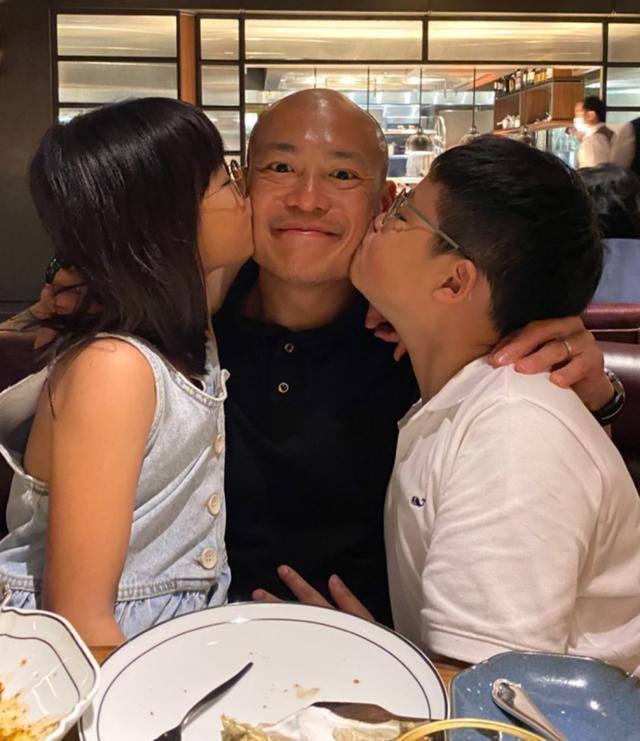 林丽颖在6月23日这一天,晒出了一组家庭合影,合影中的许建中左右手各