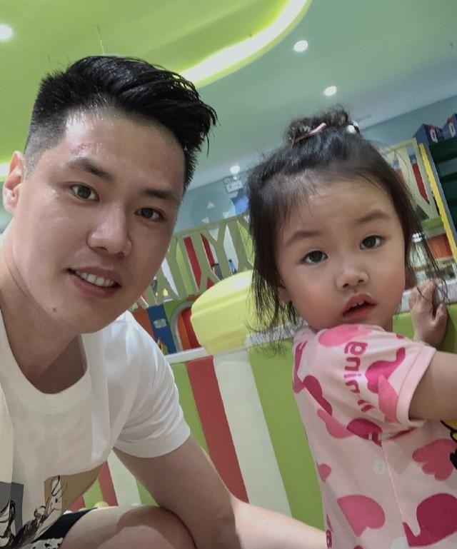 然而让人哭笑不得是,贺天举的受伤并不是在球场上比赛训练对抗,而是与