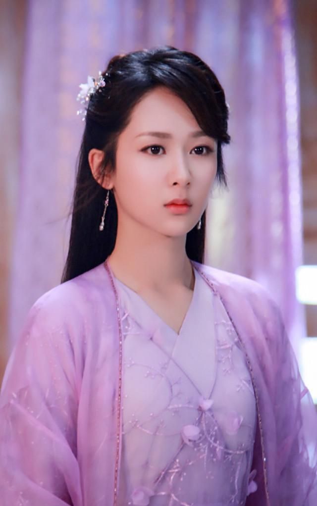 杨紫简直就是t恤的代言人!一件简单的t恤,这样搭配也有高级感