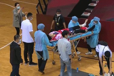 林书豪被打出血,同曦小将被担架抬出场,这场比赛太惨了