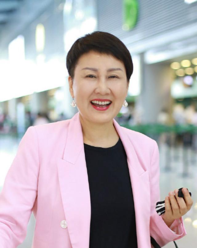 张凯丽真会穿,短发搭粉色西服走机场,有一种霸道女总裁的即视感