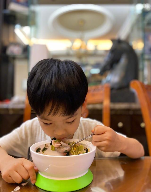 奥运冠军刘璇教子有方!妈妈不在家儿子不动筷,称:要等母亲大人