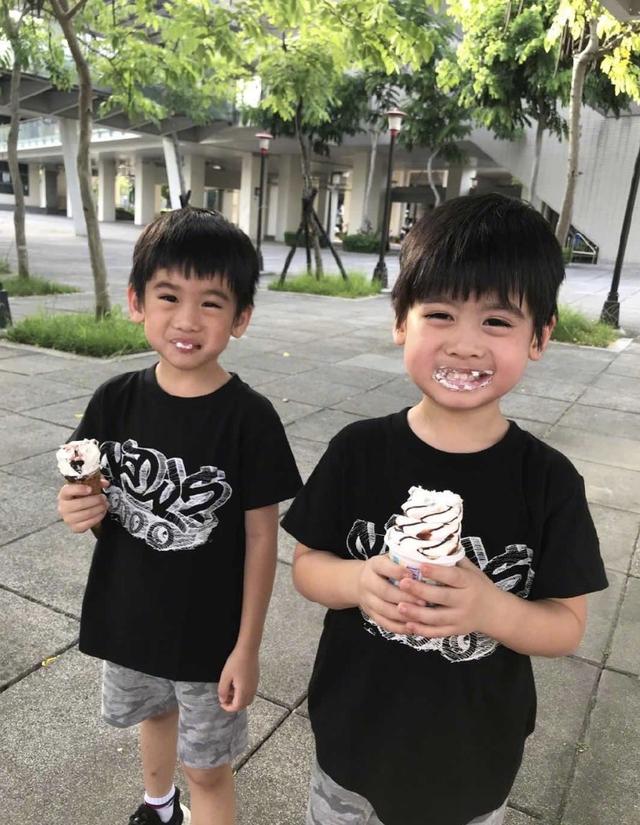 陈若仪晒四年前旧照kimi抱着弟弟好暖心双子星颜值越来越高