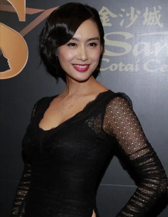 朱茵风韵犹存,穿黑色蕾丝裙显露白皙肌肤,身材丰满真迷人