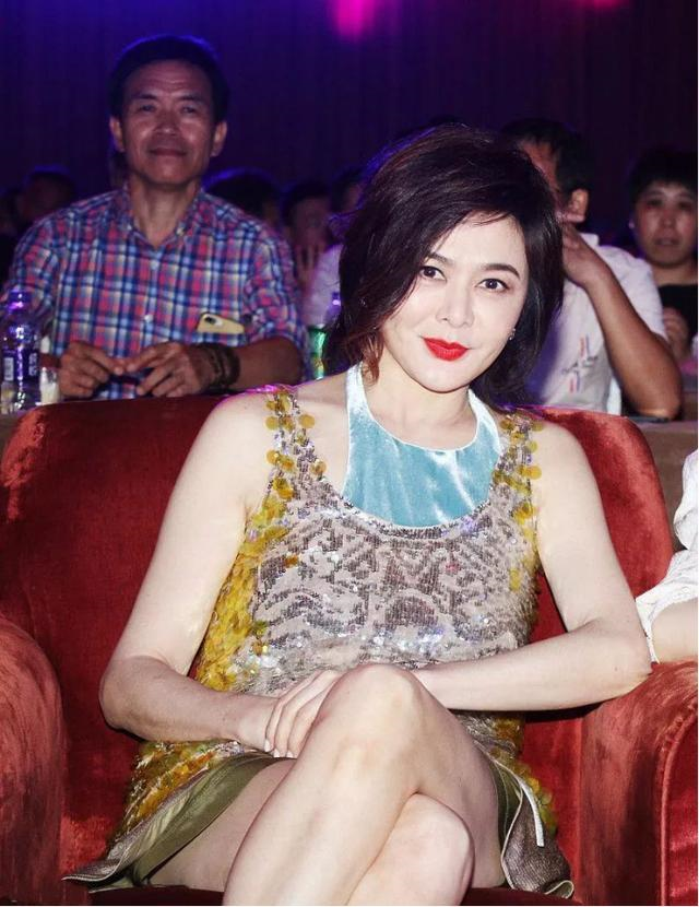 关之琳真是冻龄女神,穿亮片连衣裙出席活动高级减龄,魅力十足