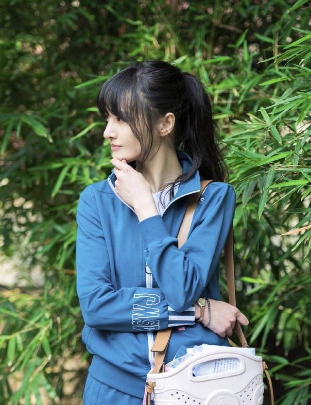 郑爽复古校服造型分享,蓝色复古运动校服装来了,青春又甜美